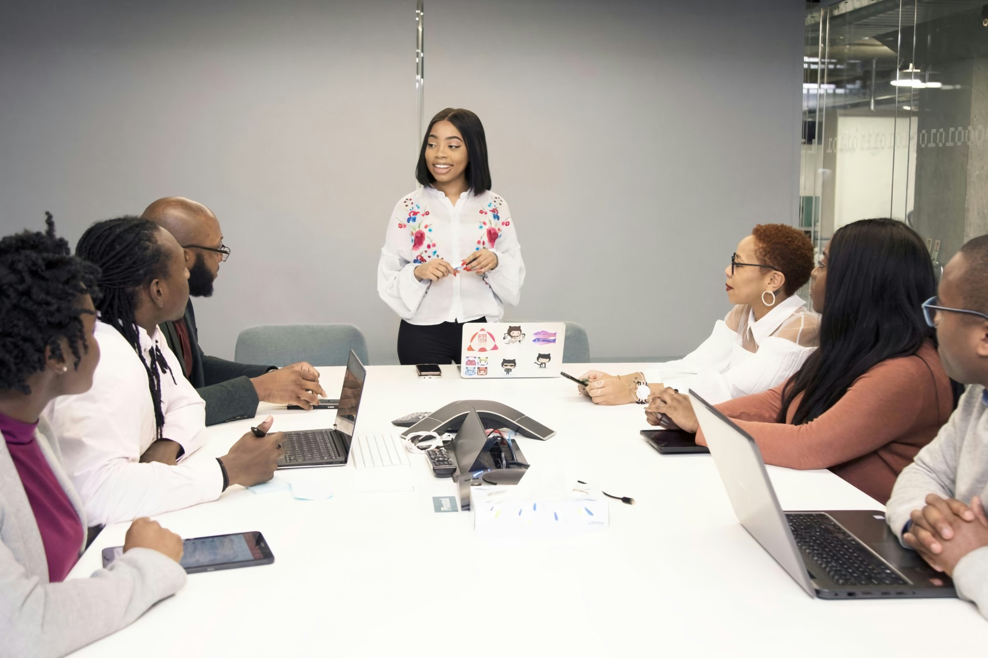 Une recruteuse attentive pendant un échange, dans un bureau lumineux.